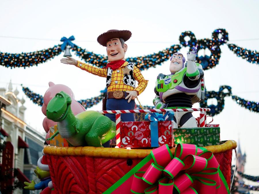 La parata di Natale a Disneyland Paris, in Marne-la-Vallee, vicino Paris. (REUTERS/Benoit Tessier)