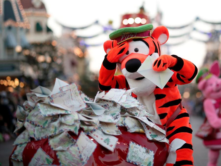 La parata di Natale a Disneyland Paris, in Marne-la-Vallee, vicino Paris. (REUTERS/Benoit Tessier)