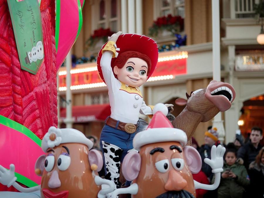 La parata di Natale a Disneyland Paris, in Marne-la-Vallee, vicino Paris. (REUTERS/Benoit Tessier)