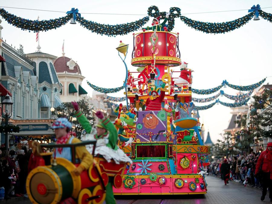 La parata di Natalea Disneyland Paris, in Marne-la-Vallee, vicino Paris. (REUTERS/Benoit Tessier)