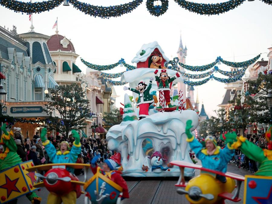 La Parata Di Natale A Disneyland Parigi Il Sole 24 Ore