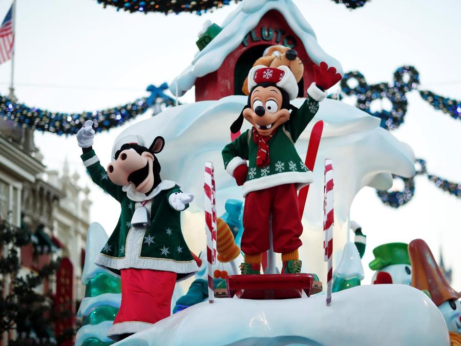 La parata di Natale a Disneyland Paris, in Marne-la-Vallee, vicino Paris. (REUTERS/Benoit Tessier)