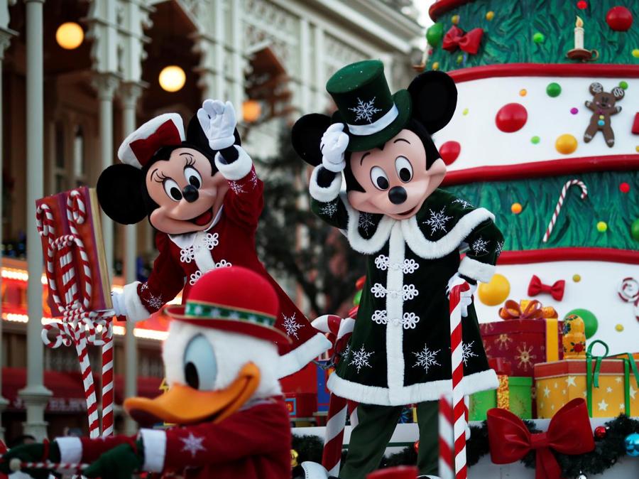 La parata di Natale a Disneyland Paris, in Marne-la-Vallee, vicino Paris. (REUTERS/Benoit Tessier)