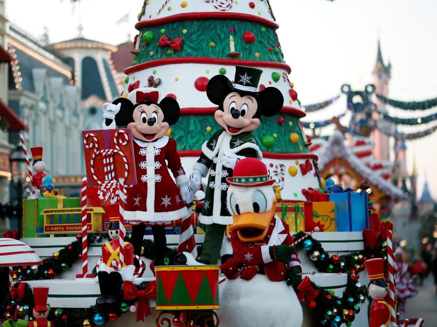 La Parata Di Natale A Disneyland Parigi Il Sole 24 Ore