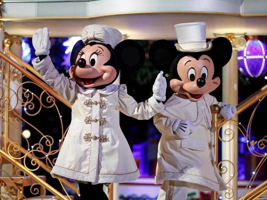 La parata di Natale a Disneyland Paris, in Marne-la-Vallee, vicino Paris. (REUTERS/Benoit Tessier)