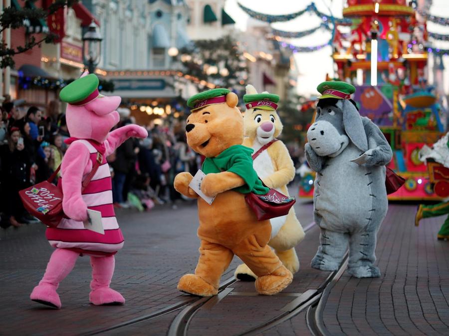 La parata di Natale a Disneyland Paris, in Marne-la-Vallee, vicino Paris. (REUTERS/Benoit Tessier)