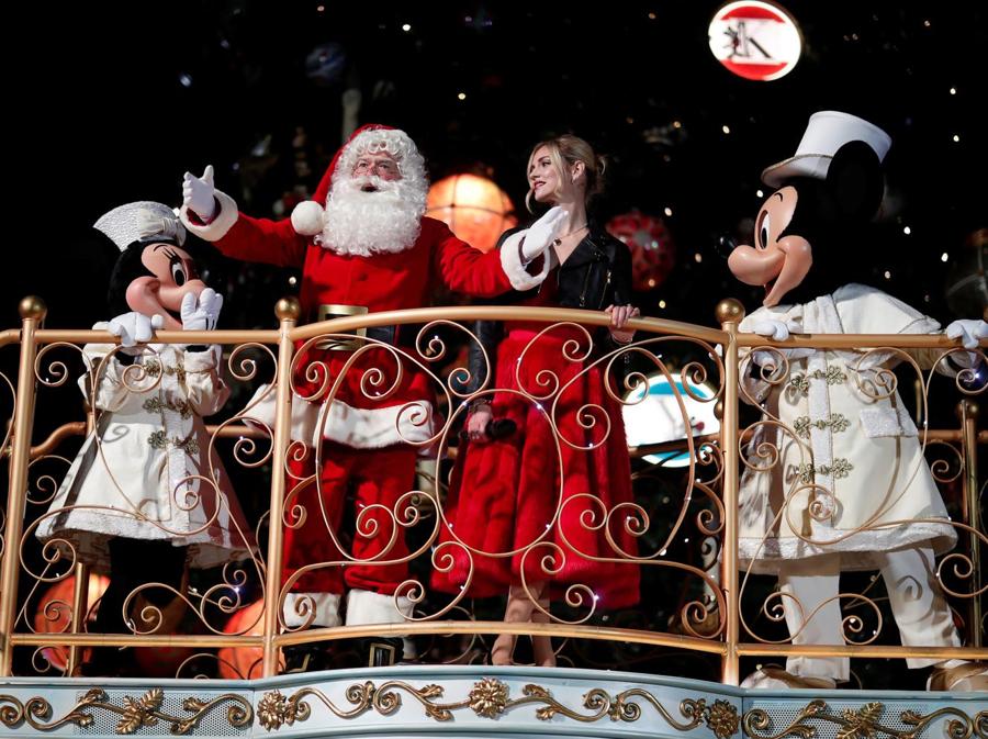 La parata di Natale a Disneyland Paris, in Marne-la-Vallee, vicino Paris. (REUTERS/Benoit Tessier)