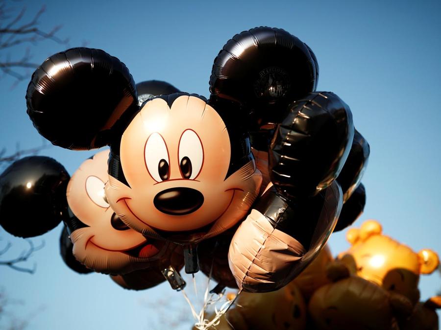 La parata di Natalea Disneyland Paris, in Marne-la-Vallee, vicino Paris. (REUTERS/Benoit Tessier)