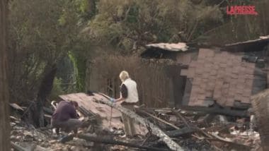 Malibu, cittadini rientrano nelle loro case bruciate dall'incendio Franklin