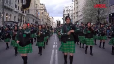 Sfilata di San Patrizio a Madrid con persone in costume