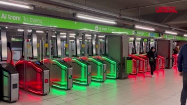 Passeggeri nella stazione di Cadorna durante lo sciopero dei trasporti