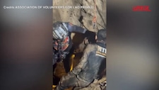 Bloccati in una grotta in Laos, estratto il primo dei 5 trovati vivi: l'uscita dal cunicolo