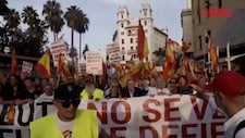 Migranti, migliaia in piazza a Ceuta: cori e insulti contro Sanchez
