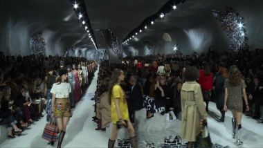 Un ospite in totale bianco indossa un cappotto di pelliccia bianca per le  strade di Parigi dopo lo spettacolo Dior durante la settimana della moda di  Parigi Womenswear Autunno/Inverno 2018/2019 il 27