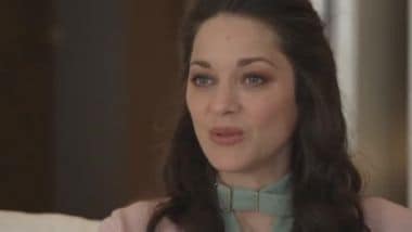 Cannes, l'attrice Marion Cotillard si trasforma in "Little girl blue