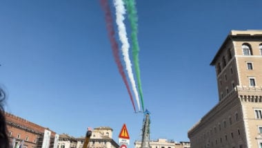 Frecce Tricolori sorvolano Altare della Patria