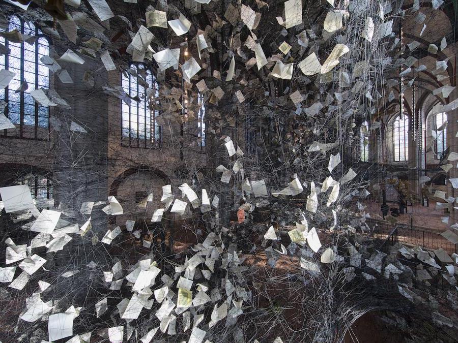 L'installazione “Lost Words” di Chiharu Shiota, fotografia di Michael Setzpfandt