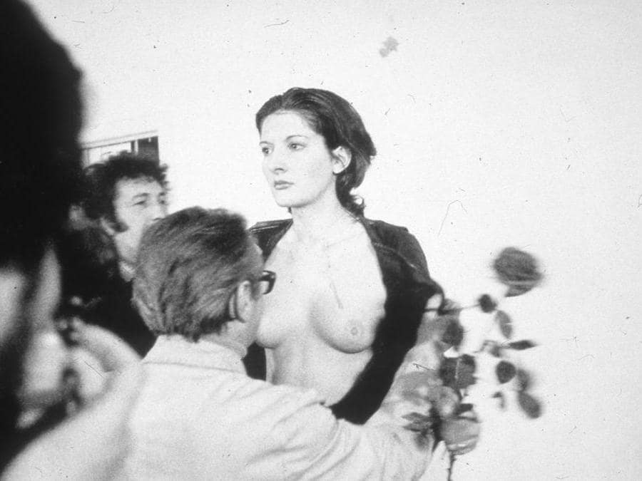 Marina Abramović, Rhythm 0, 1974, slide show, tavolo con 72 oggetti della performance, pannello di testo, cm 80 x 400 x 80. New York, Abramović LLC Courtesy of Marina Abramović Archives e Lisson Gallery, London, MAC/2017/025. Marina Abramović by SIAE 2018. 