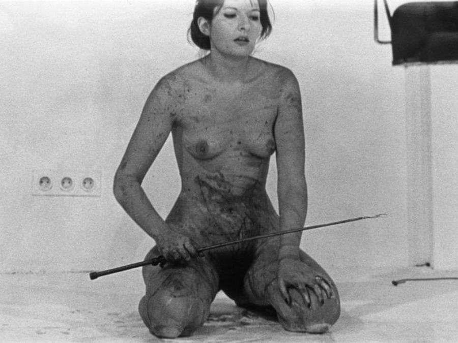 Marina Abramović, Lips of Thomas, 1975/2017, oggetti della performance: croce di ghiaccio, bottiglia di vino, bicchiere di vino, frusta, miele, cucchiaio d'argento, lamette da rasoio, tavolo di legno, sedia di legno, tovaglia bianca, stufa elettrica di metallo sospesa. Bastone di legno e scarponi da trekking (da The Lovers, 1988). New York, Abramović LLC. Courtesy of Marina Abramović Archives, MAC/2017/028Marina Abramović by SIAE 2018.