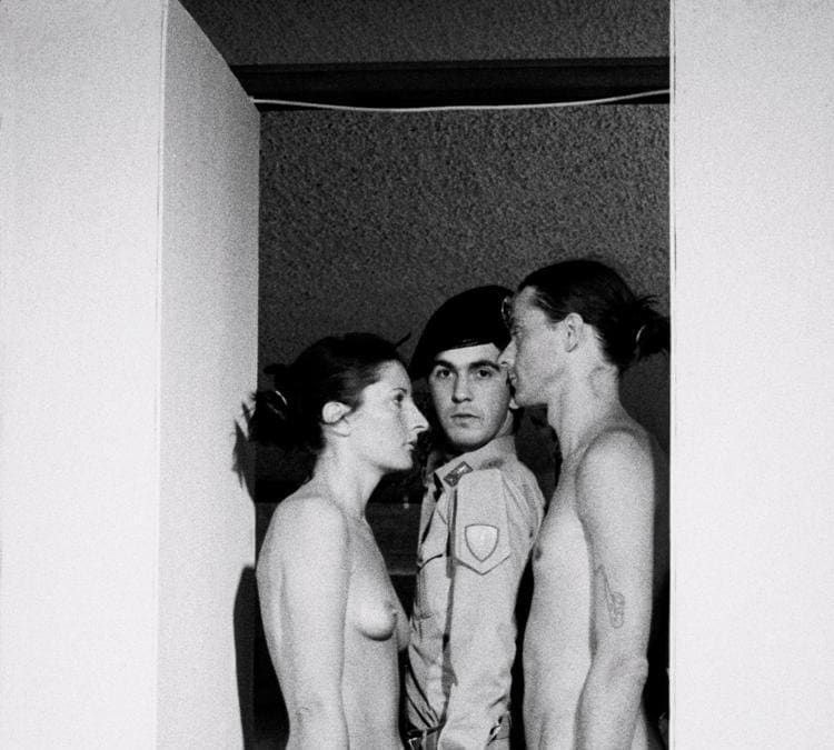 Ulay/Marina Abramović, Imponderabilia, 1977, video 1⁄2” VHS trasferito su supporto digitale (b/n, sonoro), 50'25”. Amsterdam, LIMA Foundation. Courtesy of Marina Abramović Archives e LIMA, MAC/2017/038. Marina Abramović by SIAE 2018.
