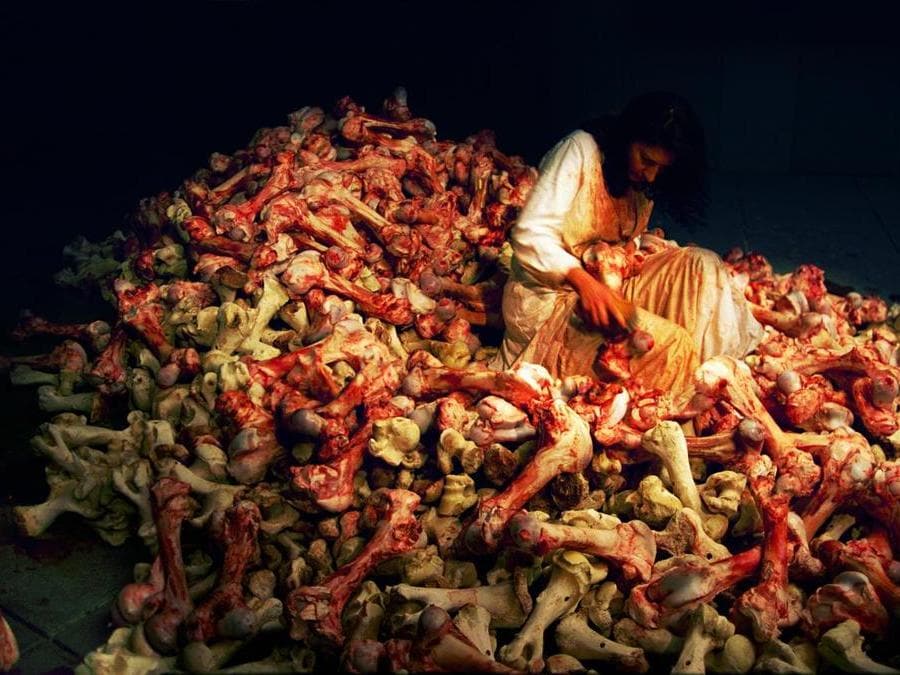 Marina Abramović, Balkan Baroque (Bones), 1997, video a un canale (b/n, sonoro), 9'42”. New York, Abramović LLC. Courtesy of Marina Abramović Archives e LIMA © Marina Abramović. Marina Abramović by SIAE 2018.