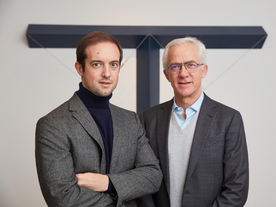 Stefano e Andrea Cortesi fotografati in occasione della mostra Gianfranco Pardi. Works 1968-1988 a Londra nel gennaio 2017. Per l’opera di Gianfranco Pardi, Architettura, del 1973, courtesy, Studio Marconi '65. Foto di Luke A. Walker