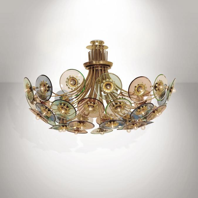 Cambi un grande lampadario di Pietro Chiesa con struttura in ottone e diffusori in cristallo colorato molato (produzione Fontana Arte 1938), stimato 20-30mila euro e venduto per 62.500 euro