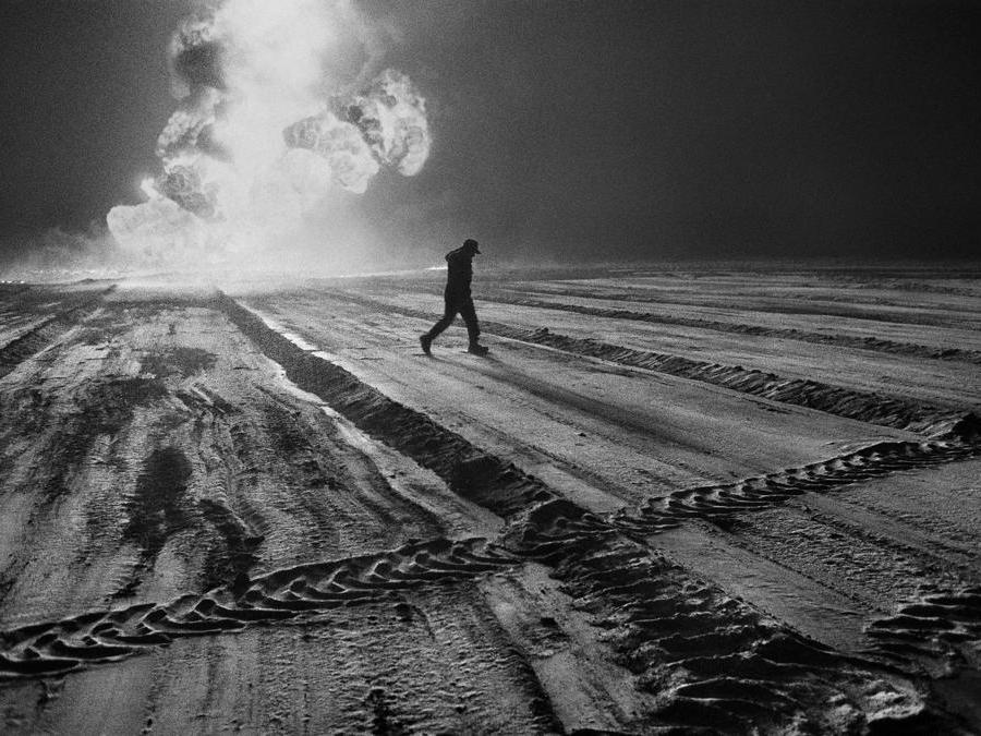 Un pompiere. Pozzi di petrolio, Greater Burhan, Kuwait, 1991. © Sebastião Salgado /Amazonas Images/Contrasto