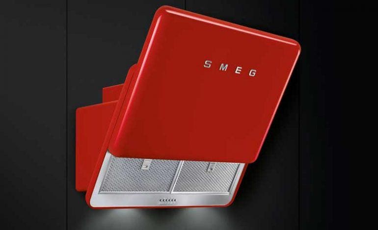 SMEG, KFAB75RD, cappa a muro in stile anni 50, rossa, del tipo a ricircolo (senza evacuazione verso l'esterno), classe A+, larga 75 cm, 3 velocità, apertura a slide e con spegnimento automatico.