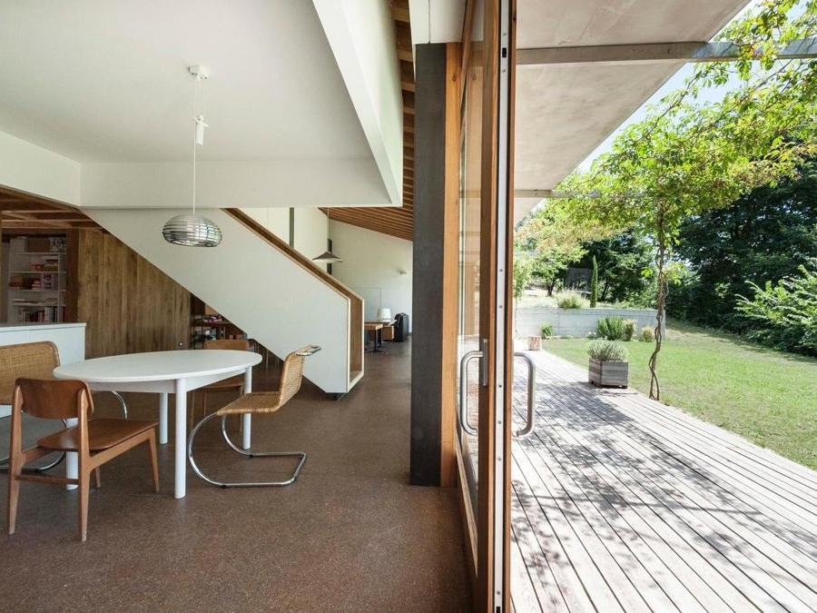 L'edificio, progettato dallo studio Fontana Architetti di Montegrotto Terme, e realizzato da Biohabitat Service nel 2015, sorge in un appezzamento posto sulle pendici dei Colli Euganei, dove le antiche abitazioni rurali in sasso, si affacciano sul paesaggio di vigneti, campi e aree boschive incontaminate. Per la struttura, costruita senza uso di colle e chiodi, come è peculiarità dell'azienda, sono stati usati materiali a basso impatto ambientale e privi di sostanze organiche volatili.