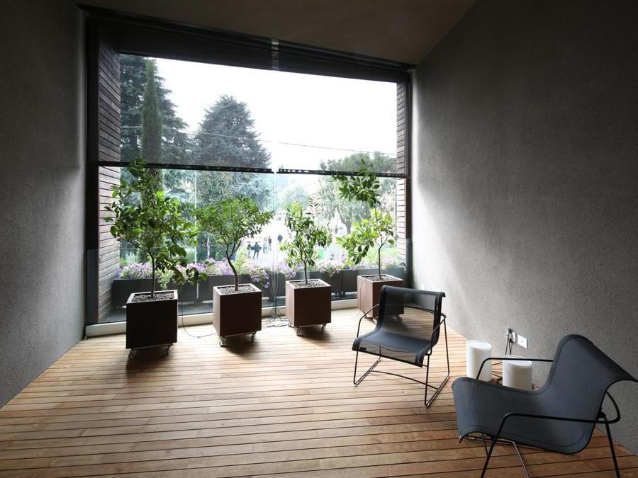 Ad Albinea, in provincia di Reggio Emilia, Casa L realizzata dall'altoatesina LignoAlp rappresenta - immersa fra un tessuto di strutture tradizionali - una vera e propria attrazione. In legno, oltre la struttura, sono anche i rivestimenti esterni. Sono in larice, temprati a fuoco, con una procedura che mantiene il materiale intatto nel tempo, mutandone superficie e colore.