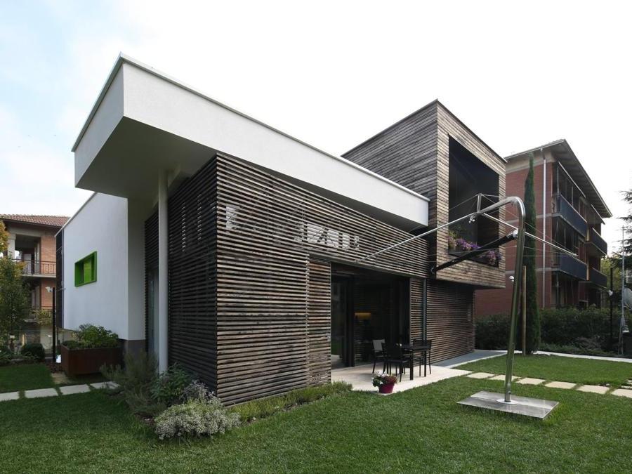 Ad Albinea, in provincia di Reggio Emilia, Casa L realizzata dall'altoatesina LignoAlp rappresenta - immersa fra un tessuto di strutture tradizionali - una vera e propria attrazione. In legno, oltre la struttura, sono anche i rivestimenti esterni. Sono in larice, temprati a fuoco, con una procedura che mantiene il materiale intatto nel tempo, mutandone superficie e colore.