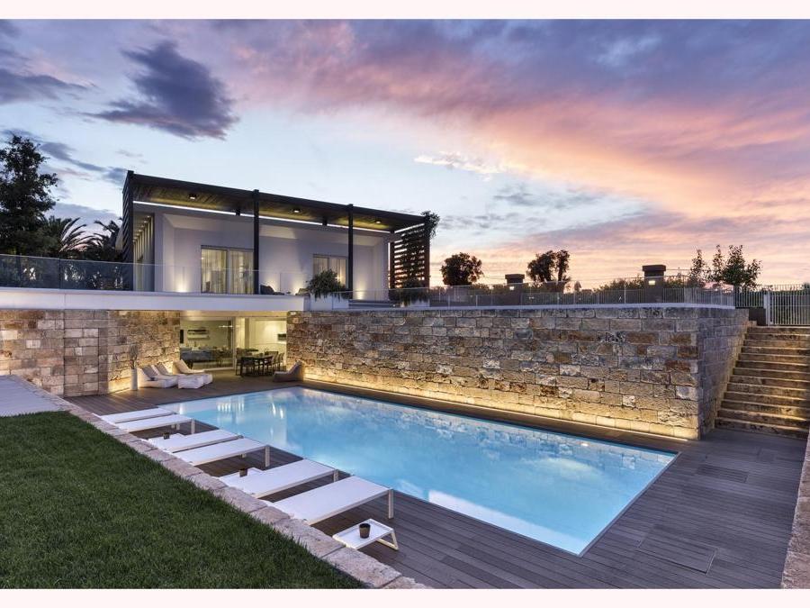 Un borgo marinaro nel cuore della Puglia, a Monopoli. Una casa unifamiliare di minimalista bellezza costruita da Rubner Haus con sistema Holzius su progetto dell'architetto Francesco Longano, con particolare attenzione alle prestazioni energetiche e alla qualità dell'abitare. Strutturata su due piani, piano terra più piano interrato, Villa Miriam risponde al concetto di “Casa Passiva” in ambiente Mediterraneo. Pareti e solai in legno sono realizzati senza l'impiego di colla e parti metalliche, garantendo costruzioni allo stesso tempo stabili e di tenuta duratura.