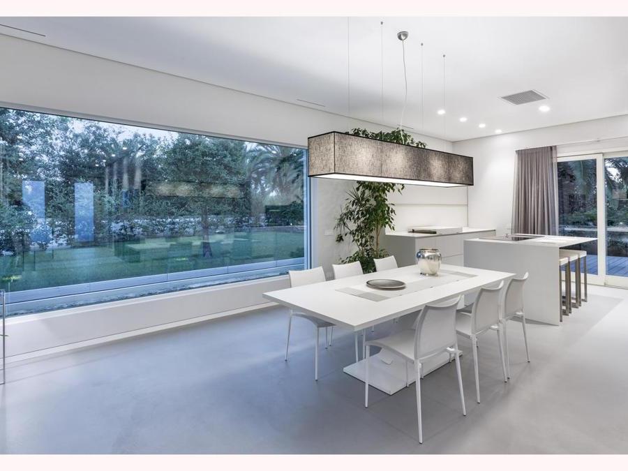 Un borgo marinaro nel cuore della Puglia, a Monopoli. Una casa unifamiliare di minimalista bellezza costruita da Rubner Haus con sistema Holzius su progetto dell'architetto Francesco Longano, con particolare attenzione alle prestazioni energetiche e alla qualità dell'abitare. Strutturata su due piani, piano terra più piano interrato, Villa Miriam risponde al concetto di “Casa Passiva” in ambiente Mediterraneo. Pareti e solai in legno sono realizzati senza l'impiego di colla e parti metalliche, garantendo costruzioni allo stesso tempo stabili e di tenuta duratura.