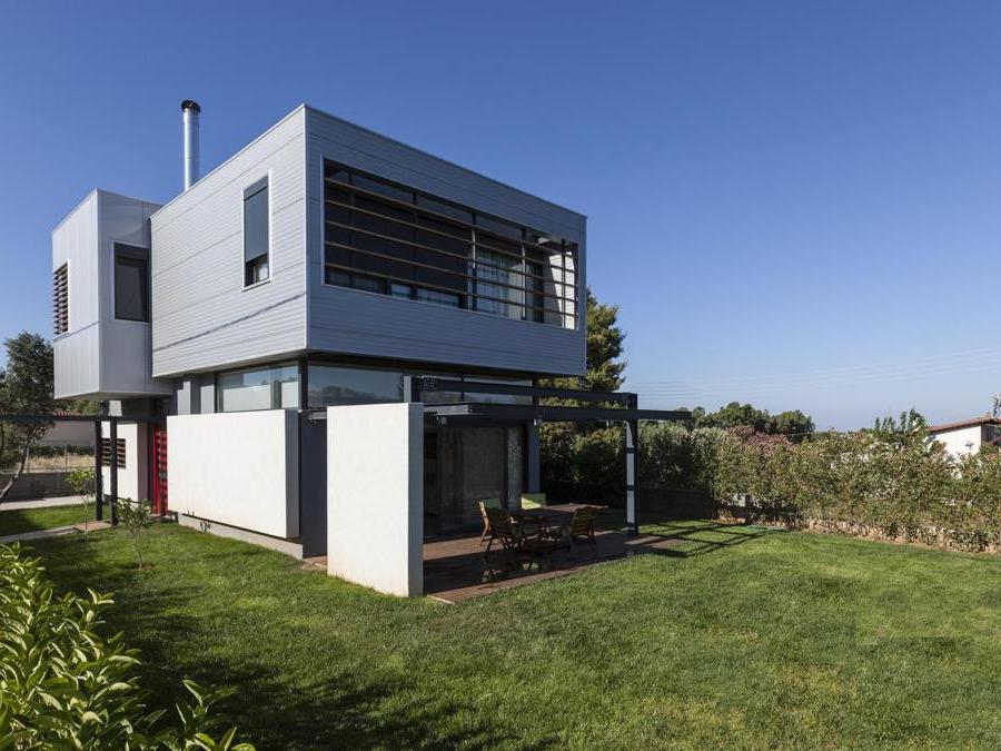 Lo studio GEM-Architects ha ideato una residenza a nella periferia di Atene, che richiama il carattere produttivo dell'area. L'edificio, costruito da Evel, è di due piani ed è il risultato dell'accostamento di diversi parallelepipedi con rivestimento metallico. La struttura portante è costituita da un telaio in acciaio, su cui è impostato un sistema di tamponature a secco. Grazie alla leggerezza, le fondazioni in calcestruzzo armato sono risultate di massa inferiore rispetto a quelle necessarie per un sistema costruttivo tradizionale. Il montaggio dell'intera struttura portante è avvenuto in una sola settimana. (fonte: Fondazione Promozione Acciaio).