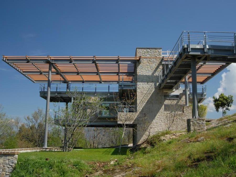La casa di Nicola e Laura De Risi, realizzata a Bellegra dall'architetto Sergio Bianchi, è un interessante connubio di integrazione del costruito all'ambiente e di un uso intelligente dei materiali. Si sviluppa su tre livelli indipendenti fuori terra che fanno parte di un unico organismo che asseconda il declivio naturale del terreno. La struttura è in acciaio e conglomerato cementizio armato ed è stata costruita da Greco Lavorazioni Metalliche (Foto di: Enrico Bianchi)