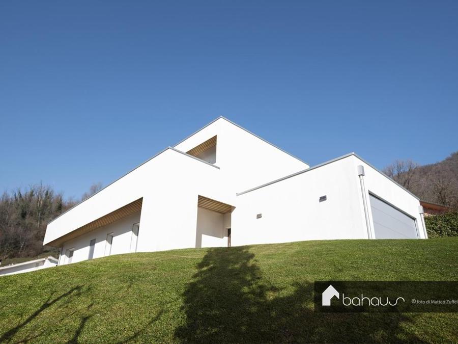 Il progetto è arrivato al traguardo a fine 2017. L'abitazione unifamiliare si sviluppa su due piani ed è stata realizzata a Cornedo Vicentino da Bauhaus, con pareti portanti intelaiate in legno, costituite da travetti verticali e orizzontali in bilama di abete e controventate su entrambi i lati. L'isolamento è in fibra di legno. Il progetto è di Luca Tibaldo.