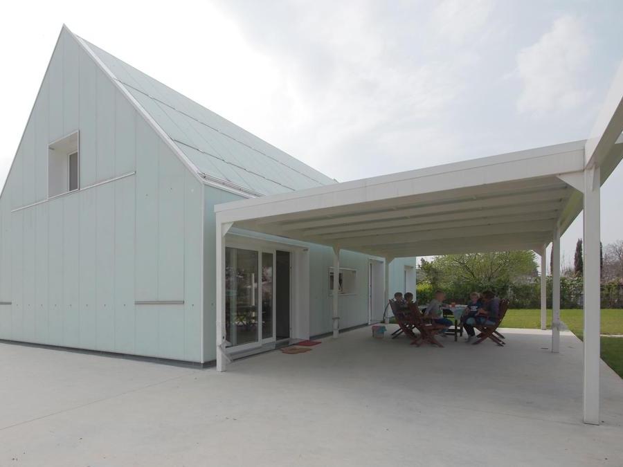Il progetto è arrivato al traguardo a fine 2017. L'abitazione unifamiliare si sviluppa su due piani ed è stata realizzata a Cornedo Vicentino da Bauhaus, con pareti portanti intelaiate in legno, costituite da travetti verticali e orizzontali in bilama di abete e controventate su entrambi i lati. L'isolamento è in fibra di legno. Il progetto è di Luca Tibaldo.