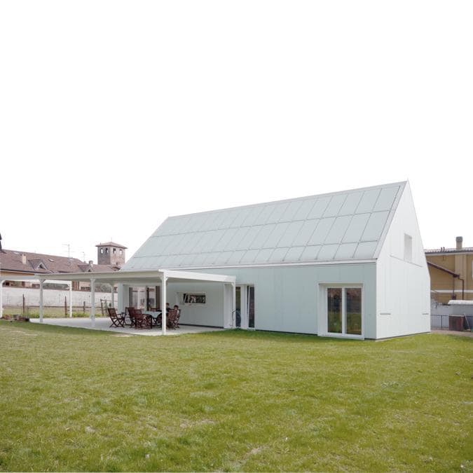 Il progetto è arrivato al traguardo a fine 2017. L'abitazione unifamiliare si sviluppa su due piani ed è stata realizzata a Cornedo Vicentino da Bauhaus, con pareti portanti intelaiate in legno, costituite da travetti verticali e orizzontali in bilama di abete e controventate su entrambi i lati. L'isolamento è in fibra di legno. Il progetto è di Luca Tibaldo.