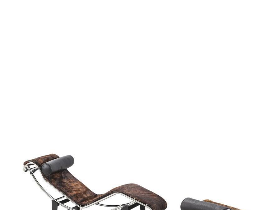 Cassina, edizione limitata della chaise-longue LC4 Pampas (400 pezzi), design Le Corbusier, Pierre Jeanneret, Charlotte Perriand; rivestimento in una pelle prestigiosa di origine sudamericana con un motivo striato caratteristico, omaggio ai viaggi di Le Corbusier e Perriand in Sudamerica.