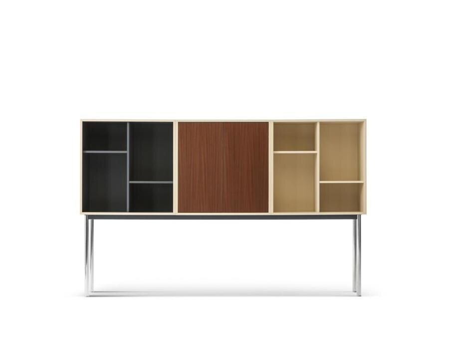 Cassina, sistema di contenitori Casiers Standard, design Le Corbusier, Pierre Jeanneret, Charlotte Perriand, collezioni Cassina I Maestri. Presentato nel 1925, il sistema è riproposto in una versione aggiornata, in sette composizioni fisse che possono variare per altezza, moduli e finiture.