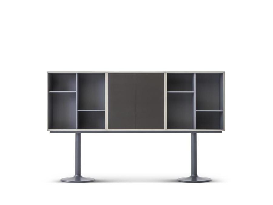 Cassina, sistema di contenitori Casiers Standard, design Le Corbusier, Pierre Jeanneret, Charlotte Perriand, collezioni Cassina I Maestri. Presentato nel 1925, il sistema è riproposto in una versione aggiornata, in sette composizioni fisse che possono variare per altezza, moduli e finiture.