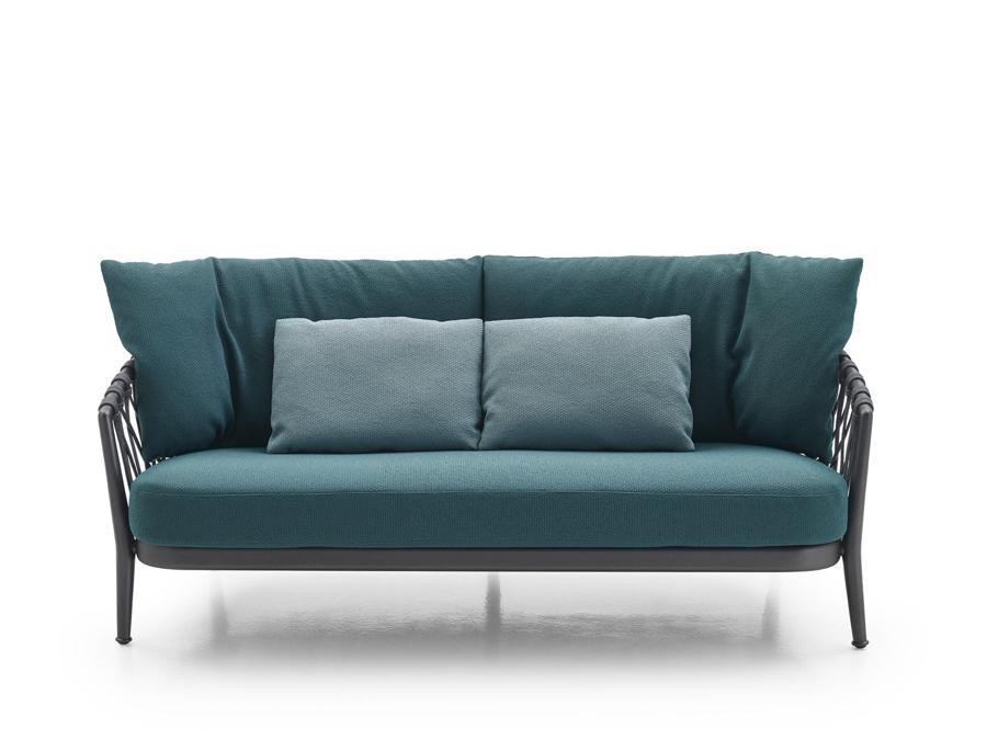 B&B Italia, serie di sedute outdoor Erica, design Antonio Citterio; è composta da divano, poltrona e sedia, che presentano una struttura realizzata con un mix tecnologico di estrusi e pressofusioni di alluminio, a cui sono abbinati intrecci di nastri in fibra di polipropilene.