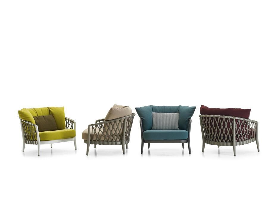 B&B Italia, serie di sedute outdoor Erica, design Antonio Citterio; è composta da divano, poltrona e sedia, che presentano una struttura realizzata con un mix tecnologico di estrusi e pressofusioni di alluminio, a cui sono abbinati intrecci di nastri in fibra di polipropilene.