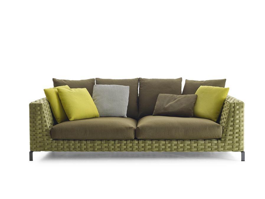 B&B Italia, sistema di sedute Ray Outdoor Fabric, design Antonio Citterio; una struttura leggera di alluminio supporta un intreccio a nastro in fibra di polipropilene. La gamma di colori varia dal turchese al blu, dal verde acido al tortora, al bordeaux.