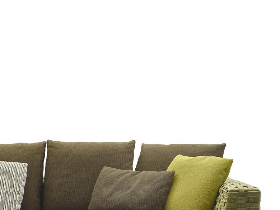 B&B Italia, sistema di sedute Ray Outdoor Fabric, design Antonio Citterio; una struttura leggera di alluminio supporta un intreccio a nastro in fibra di polipropilene. La gamma di colori varia dal turchese al blu, dal verde acido al tortora, al bordeaux.