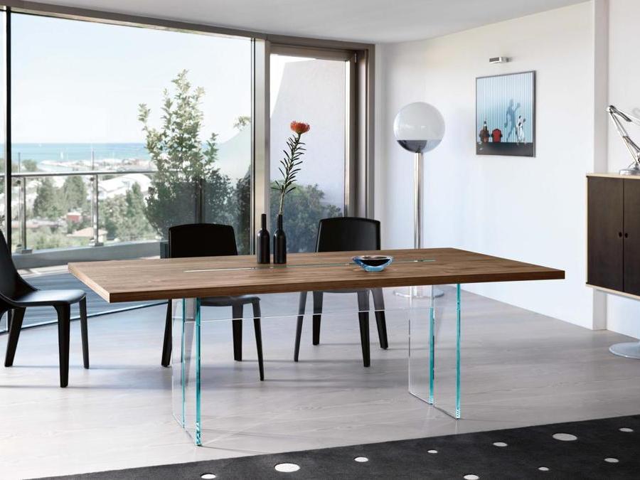 Fiam Italia, tavolo LLT Wood (Long Long Table), desgin Studio Dante O. Benini & Partners, omaggio a Frank Lloyd Wright. Il piano è realizzato in legno multistrato marino impiallacciato rovere old, rovere termotrattato o noce canaletto, con struttura in vetro extralight.