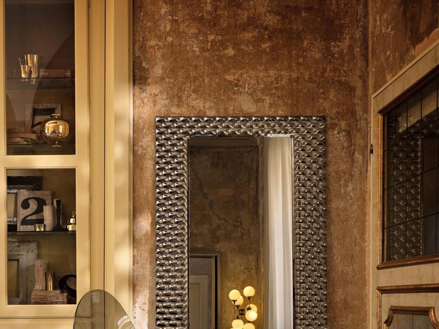 Veblén, luxury edition by Fiam Italia, specchio Pasha, design Dainellistudio; specchio da parete costituito da cornice in vetro fuso a gran fuoco da 6 mm retroargentato con decoro a rilievo e disponibile nelle finiture fumé o bronzo.
