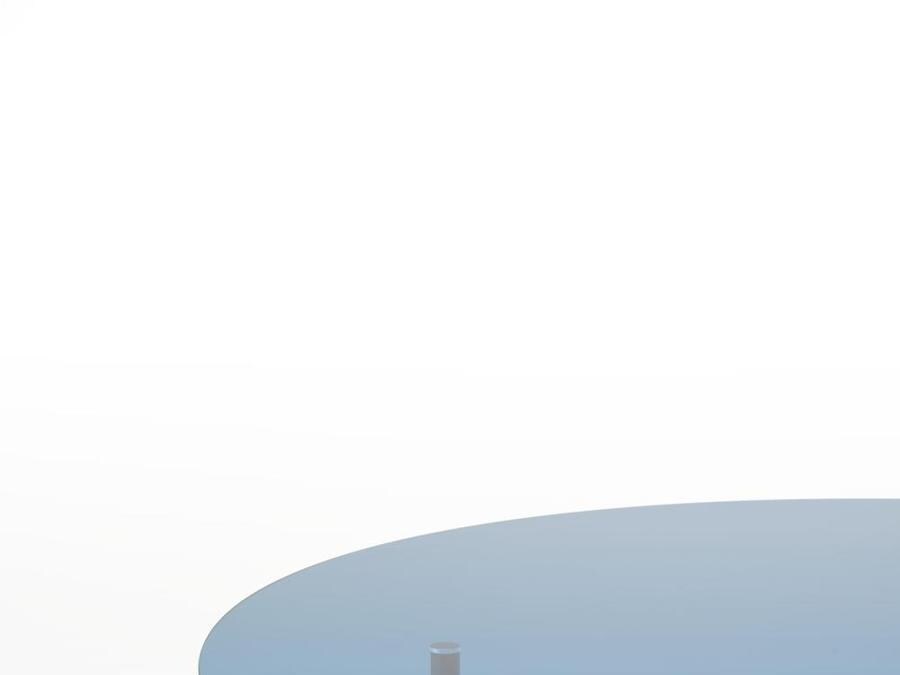 Living Divani, tavolo Notes, design Massimo Mariani; il gioco grafico delle tre gambe ritma il disegno del tavolo. Nuova versione con il piano in vetro blu.