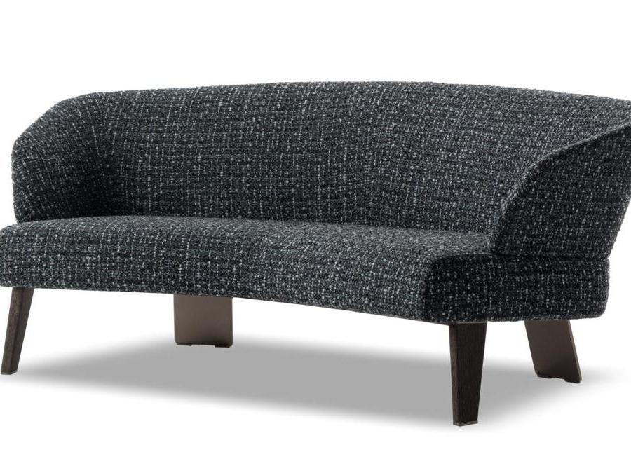 Minotti, Semi-Round Lounge Sofa, Creed Collection, design Rodolfo Dordoni; la forma semicurva gli conferisce un carattere sinuoso ed invitante. Dettagli caratterizzanti sono i raffinati supporti posteriori in metallo curvato e verniciato e le gambe anteriori in massello di Sucupira.